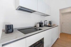 冷蔵庫、オーブン、コンロ、食器洗い機