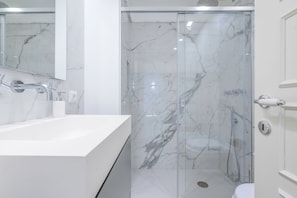 Shower, hair dryer, bidet, towels - Deservi Elegant Apt. Leonardo (Florence)