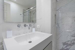 Douche, séchoir à cheveux, bidet, serviettes fournies