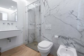 Douche, séchoir à cheveux, bidet, serviettes fournies