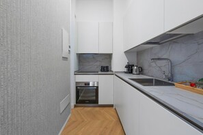 Fridge, oven, stovetop, dishwasher