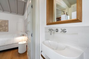 Douche, séchoir à cheveux, bidet, serviettes fournies