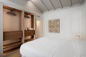 Une chambre à coucher avec un lit, une armoire en bois et une œuvre d’art accrochée au mur.