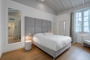1 chambre, fer et planche à repasser, lit de bébé portatif