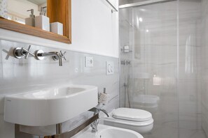 Dusche, Haartrockner, Bidet, Handtücher