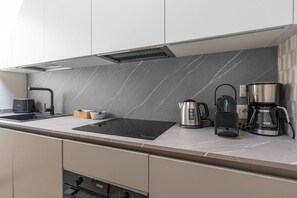 Fridge, oven, stovetop, dishwasher