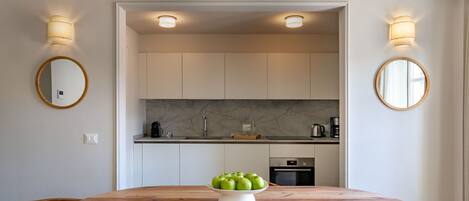 Fridge, oven, stovetop, dishwasher