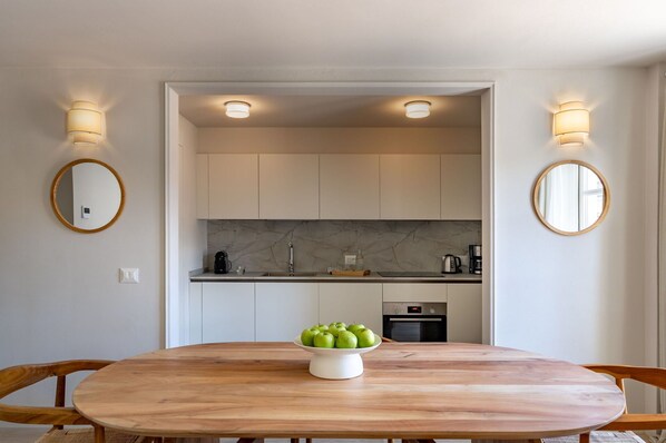 Fridge, oven, stovetop, dishwasher