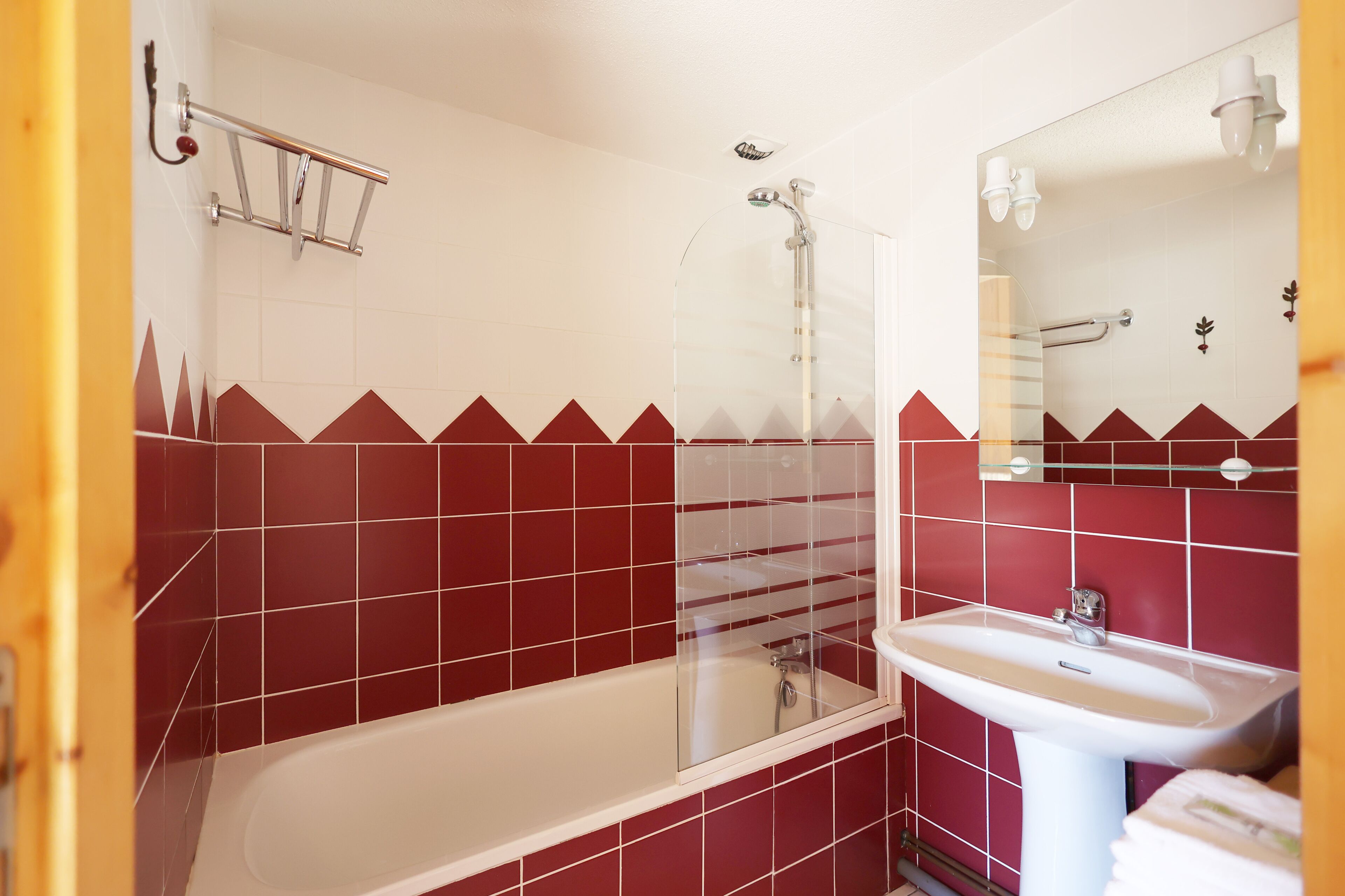 Family Quadruple Room, Courtyard View | Bathroom | Hair dryer, towels, soap, shampoo