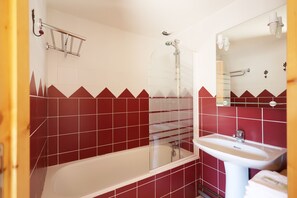 Familien-Vierbettzimmer, Blick auf den Innenhof | Badezimmer