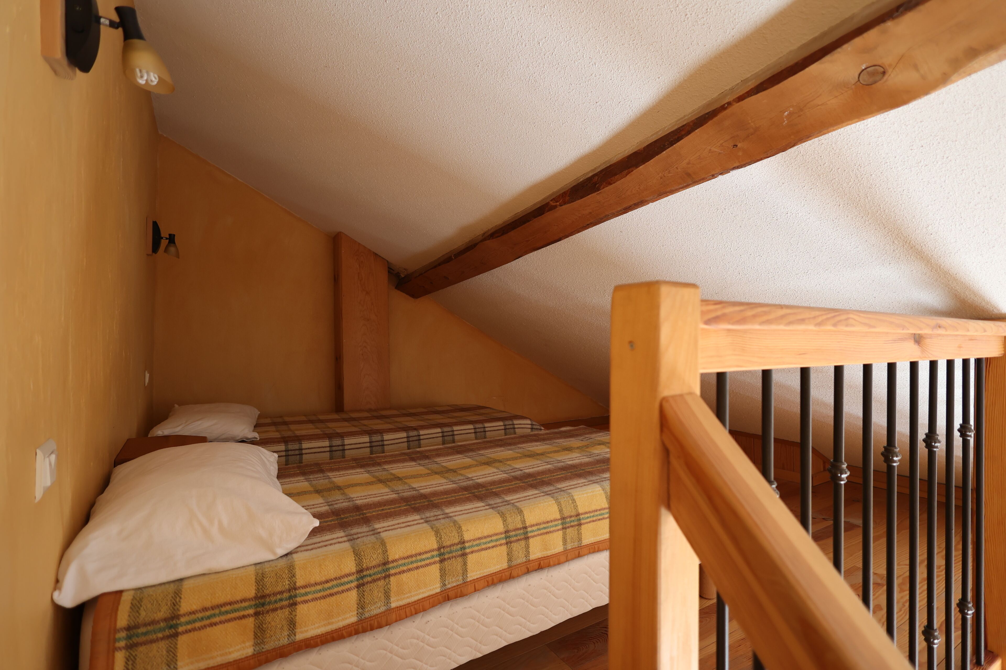 Quadrupla familiare, vista cortile | Una scrivania, insonorizzazione, Wi-Fi gratuito