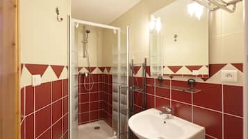 Tvåbäddsrum - utsikt mot staden | Badrum | Hårtork, handdukar, tvål och schampo