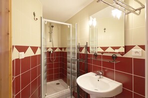 Phòng, quang cảnh thành phố | Phòng tắm | Máy sấy tóc, khăn tắm, xà phòng, dầu gội 