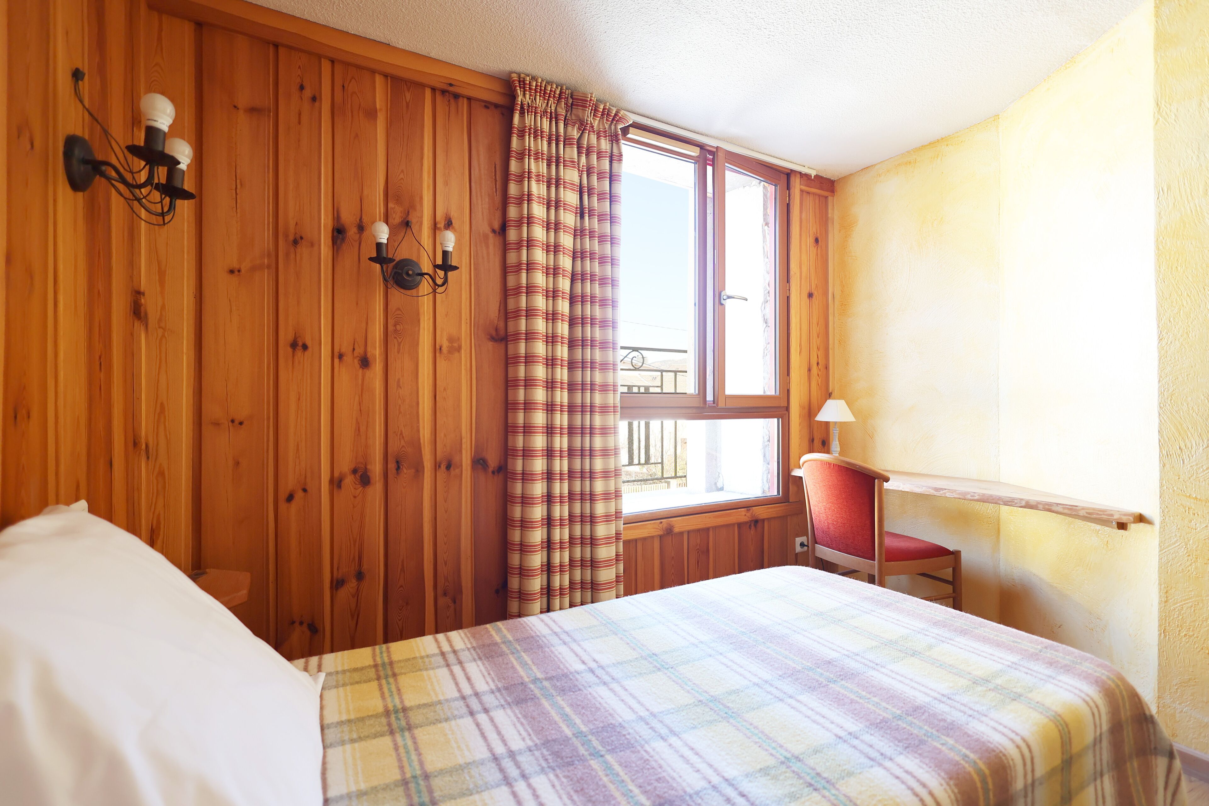 Bureau, chambres insonorisées, Wi-Fi gratuit