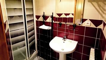 Twin kamer, uitzicht op stad | Badkamer | Een haardroger, handdoeken, zeep, shampoo