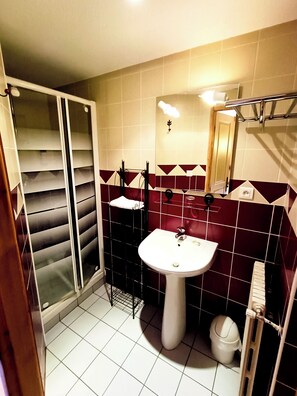 Twin Room, City View | Bathroom | Hair dryer, towels, soap, shampoo - HOTEL PICHEYRE (Formiguères)