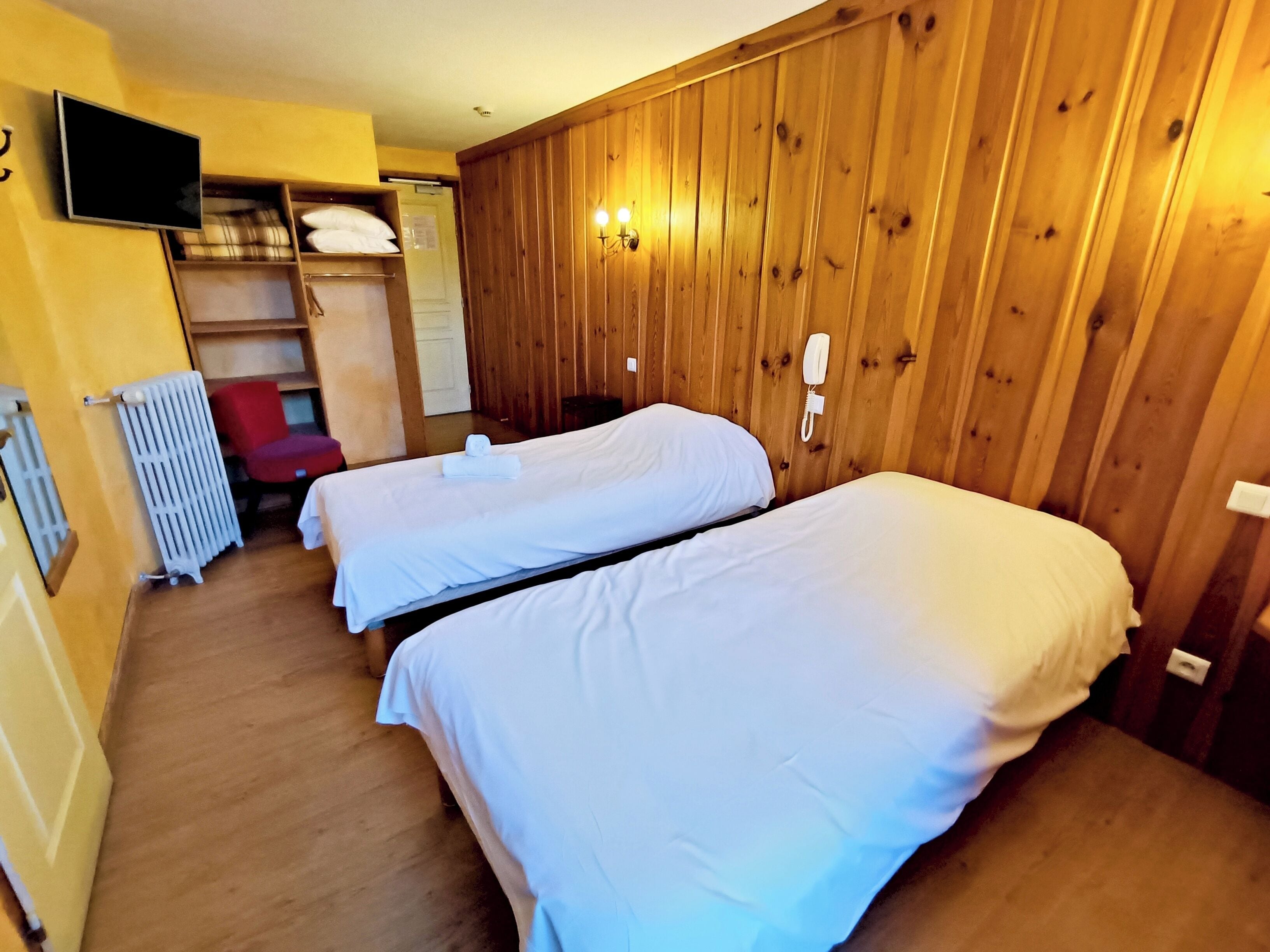 Twin kamer, uitzicht op de stad | Een bureau, geluiddichte muren, gratis wifi, rolstoeltoegang