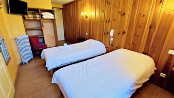 Twin kamer, uitzicht op de stad | Een bureau, geluiddichte muren, gratis wifi, rolstoeltoegang