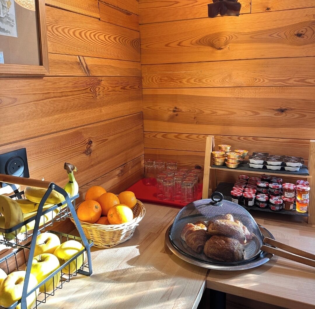 بوفيه فطور يوميًا بتكلفة قدرها (12 EUR للشخص)