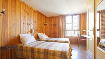 Desk, soundproofing, free WiFi, wheelchair access