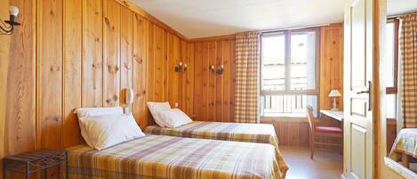 Desk, soundproofing, free WiFi, wheelchair access