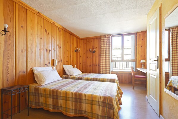 Desk, soundproofing, free WiFi, wheelchair access