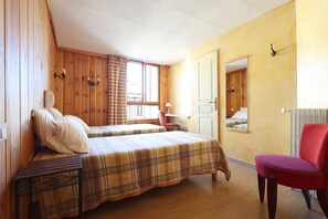 Quarto duplo, vista para a cidade | Escrivaninha, quartos à prova de som, Wi-Fi de cortesia