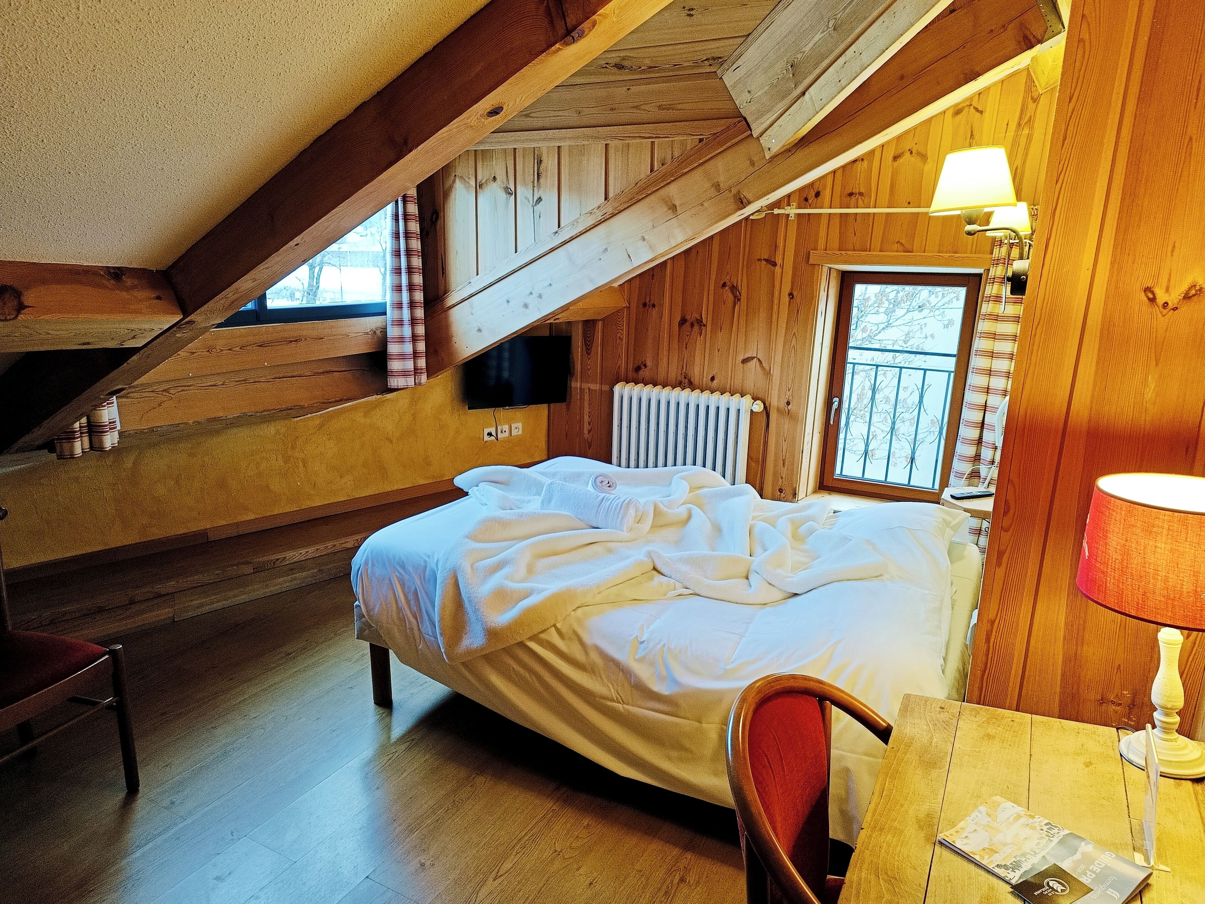 Escritorio, sistema de insonorización y wifi gratis 