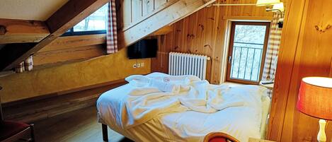 Escritorio, sistema de insonorización y wifi gratis