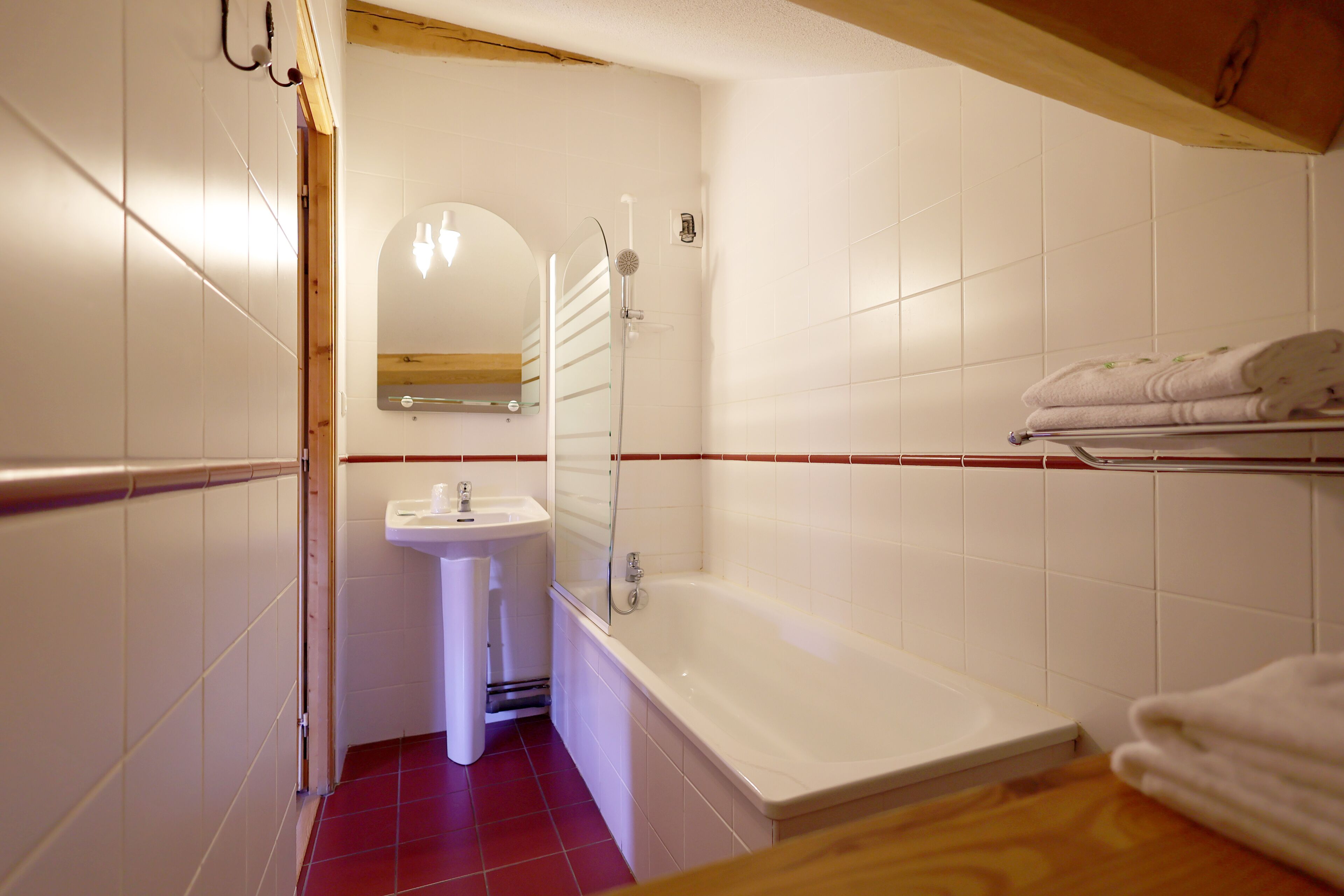 Tweepersoonskamer | Badkamer | Een haardroger, handdoeken, zeep, shampoo