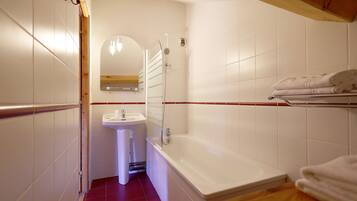 Tweepersoonskamer | Badkamer | Een haardroger, handdoeken, zeep, shampoo