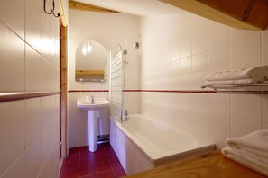 Kahden hengen huone | Kylpyhuone | Hiustenkuivaaja, pyyhkeet, saippua, sampoo