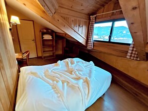 Escritorio, sistema de insonorización y wifi gratis 