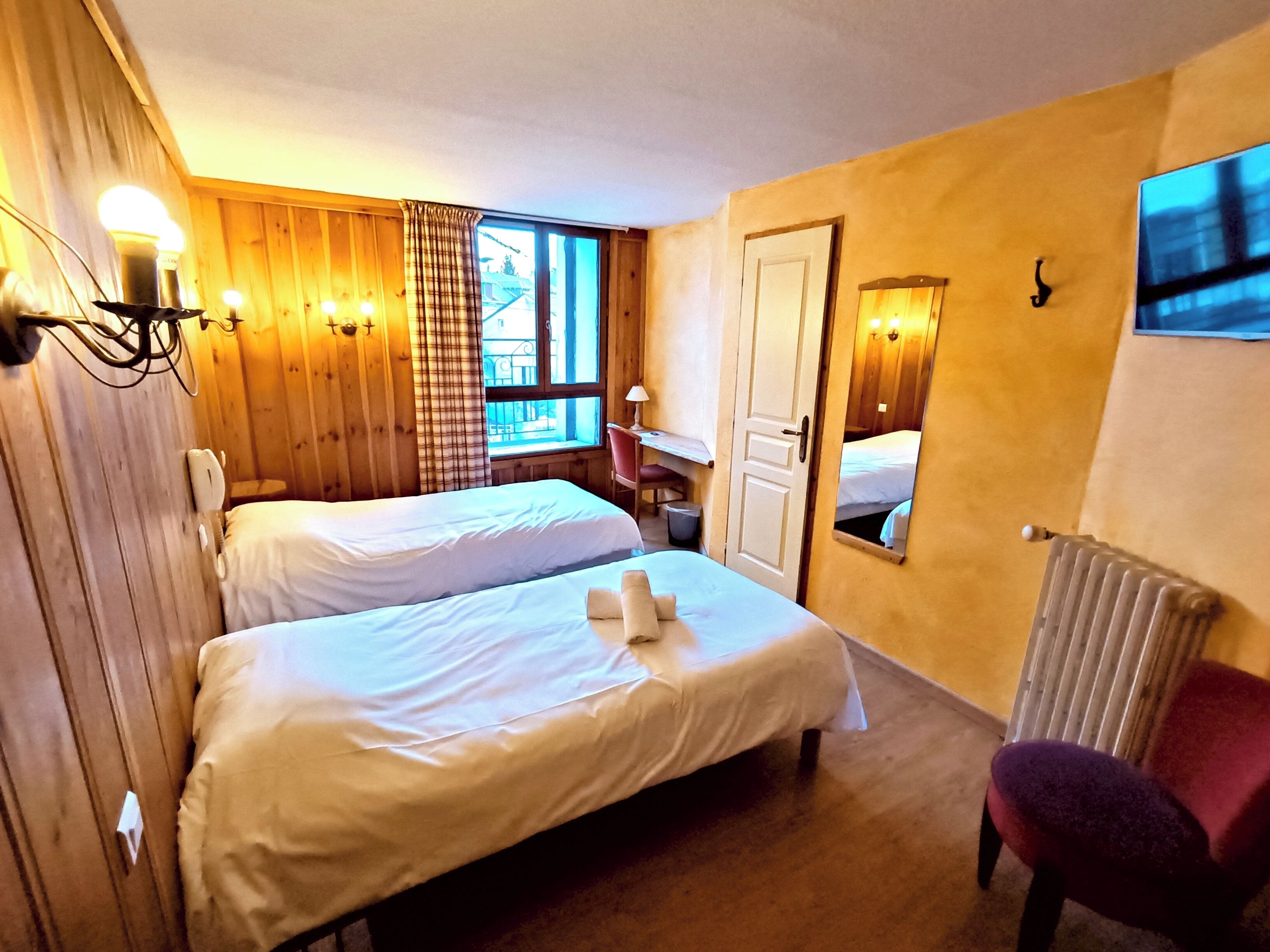 Zweibettzimmer, Stadtblick | Schreibtisch, schallisolierte Zimmer, kostenloses WLAN