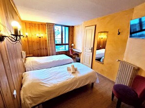 Zweibettzimmer, Stadtblick | Schreibtisch, schallisolierte Zimmer, kostenloses WLAN