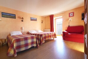 Desk, soundproofing, free WiFi, wheelchair access