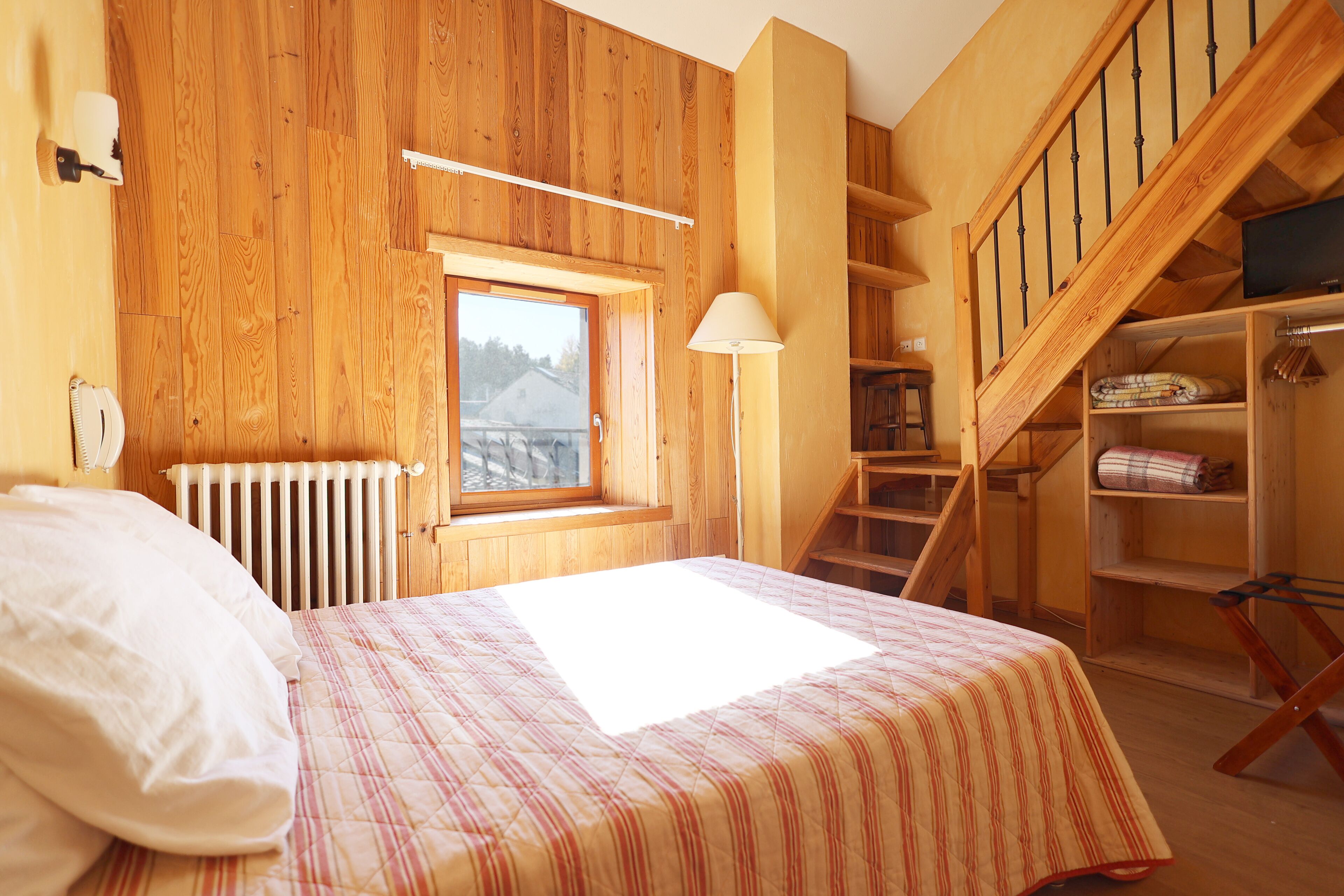 Familjerum för fyra - utsikt mot innergården | Skrivbord, ljudisolering, gratis wi-fi och rullstolsanpassning