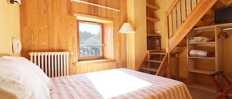 Family Quadruple Room, Courtyard View | Desk, soundproofing, free WiFi, wheelchair access