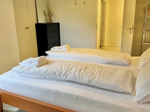 2 habitaciones, tabla de planchar con plancha y cuna de viaje