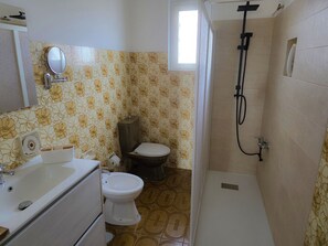 Bruser, hårtørrer, bidet, håndklæder
