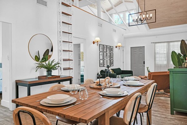 Dining - Stylish 4B/3B with Jacuzzi near Wynwood & Beaches (Miami)