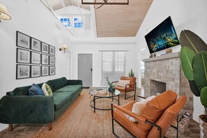 TV - Stylish 4B/3B with Jacuzzi near Wynwood & Beaches (Miami)