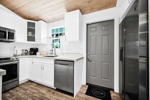 Microwave, stovetop, dishwasher, coffee/tea maker - Stylish 4B/3B with Jacuzzi near Wynwood & Beaches (Miami)