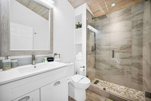 Haartrockner, Shampoo, Toilettenpapier