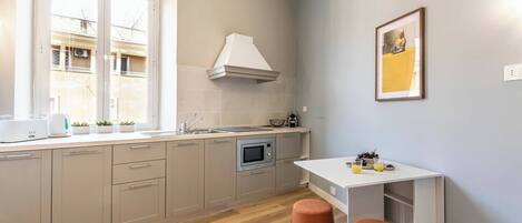 Een koelkast, een microgolfoven, een vaatwasser