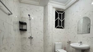 A bathroom with a shower, toilet, and sink. - Charming Pent house 1-bedroom apartment with kitchen, hall and office for a fee (Accra)
