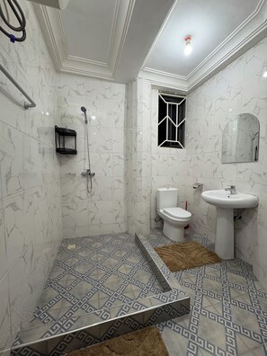 Bathroom - Charming Pent house 1-bedroom apartment with kitchen, hall and office for a fee (Accra)