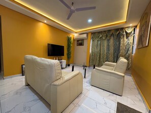 Smart TV, computer monitors - Charming Pent house 1-bedroom apartment with kitchen, hall and office for a fee (Accra)