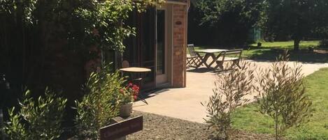 Standaard tweepersoonskamer, terras, uitzicht op tuin | Exterieur