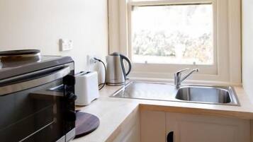 Standard Double Room, Patio, Garden View | Private kitchen